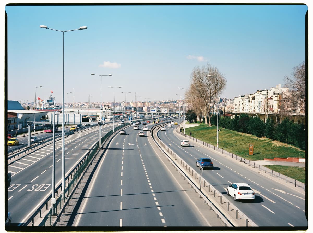 Ankara İstanbul Arası Kaç KM? Ulaşım Seçenekleri ve Süreler