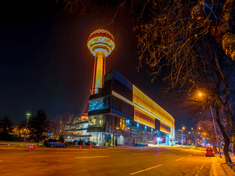 Atakule’de Şehir Manzarası Eşliğinde Akşam Yemeği