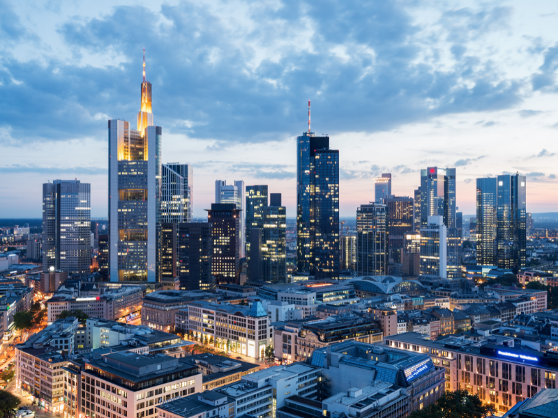 Frankfurt Skyline ve Main Tower almanyada gezilecek yerler